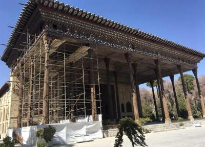 پایان فعالیت کارگاه های مرمت در بناهای شاخص تاریخی اصفهان در آستانه نوروز، برچیده شدن بخش اعظم داربستهای ایوان کاخ چهلستون