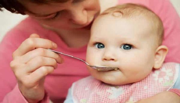 مقاله: به نوزاد 5 ماهه چه غذای کمکی بدهیم؟