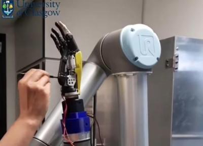 ربات ها به زودی درد را احساس می نمایند: دانشمندان پوست مصنوعی دارای حس می سازند
